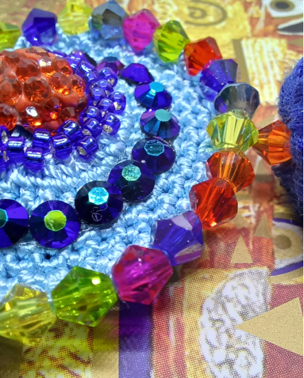 Háčkované  dizajnové náušnice "Polnočný cirkus"